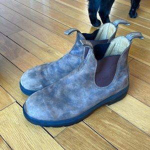 Men’s size 11 (US) Blundstone classics.